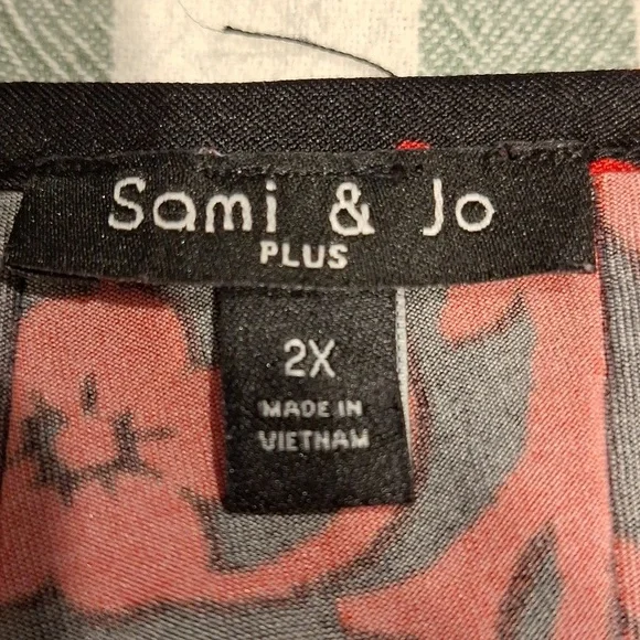 Sami & Jo Red Floral on Black Blouse Stretch Cap Sleeve 2X - Picture 3 of 4
